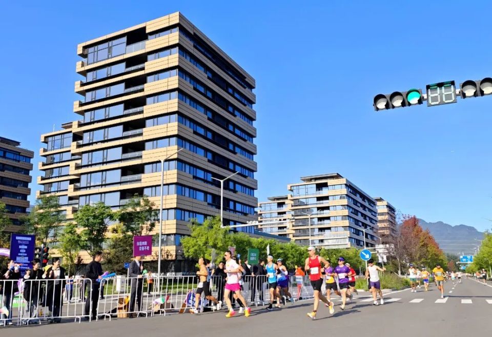 GiUV, 随着半程马